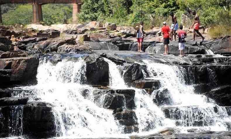 Na foto, a cachoeira do Pedro, em Santana do Riacho - MG, com alguns banhistas na regio