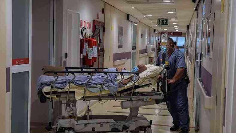 Homem é levado em maca de hospital