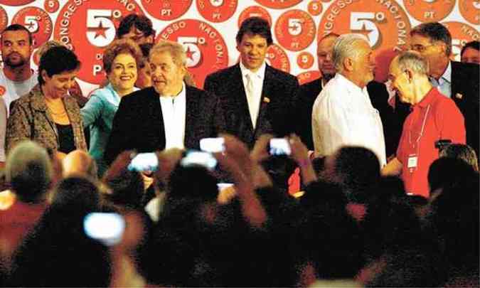 Dilma e Lula chegaram juntos ao encontro, em que o ex-presidente pediu um voto de confiana do partido no governo (foto: Lcio Tvora/Agncia A Tarde/Estado Contedo)