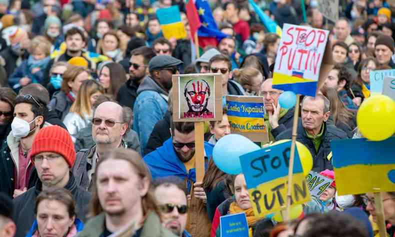 Em Bruxelas, milhares de pessoas foram s ruas pedir o fim da guerra na Ucrnia 