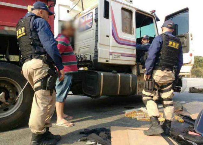 Motorista foi preso em flagrante por tráfico de drogas(foto: Polícia Rodoviária Federal (PRF) / Divulgação) Motorista foi preso em flagrante por tráfico de drogas(foto: Polícia Rodoviária Federal (PRF) / Divulgação)