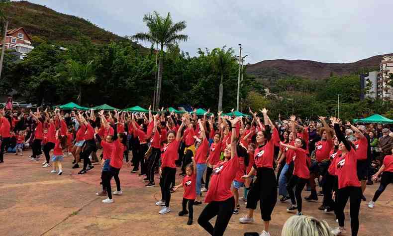 Flash mob de ex-alunos bailarinos do Ncleo Artstico