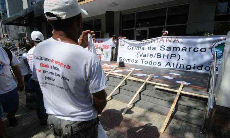 Os integrantes do protesto levaram faixas e cartazes com mensagens contra a suspenso judicial(foto: Beto Novaes/EM/D.A.Press)