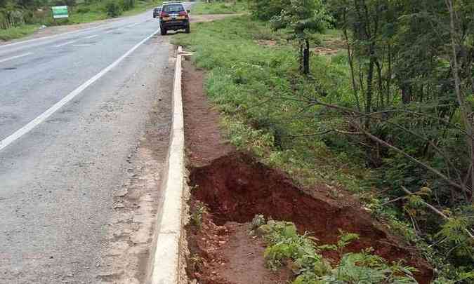 Cratera s margens da BR-251, em Francisco S, no Norte de Minas, causou a interdio da rodovia(foto: PRF/Divulgao)