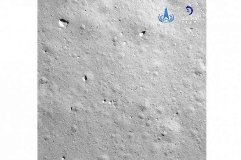 Esta foto tirada em 1 de dezembro de 2020 e lanada em 2 de dezembro de 2020 pela Administrao Espacial Nacional da China (CNSA) via CNS mostra uma imagem tirada pela cmera acoplada  espaonave Chang'e-5 durante seu processo de pouso na lua(foto: Administrao Espacial Nacional da China (CNSA) via CNS / AFP)