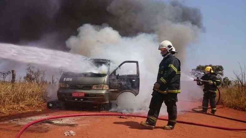 O Corpo de Bombeiros conseguiu controlar o incndio(foto: Corpo de Bombeiros/Divulgao)