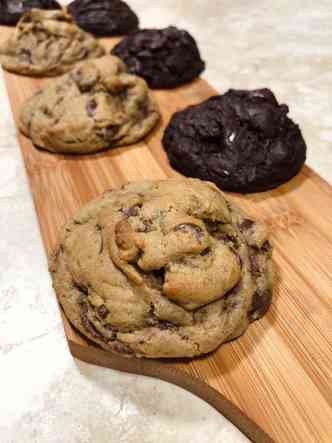 Inspirado em uma receita de Nova York, o casal desenvolveu cookies com massa densa e textura de brownie(foto: Farelo Padoca/Divulgao)