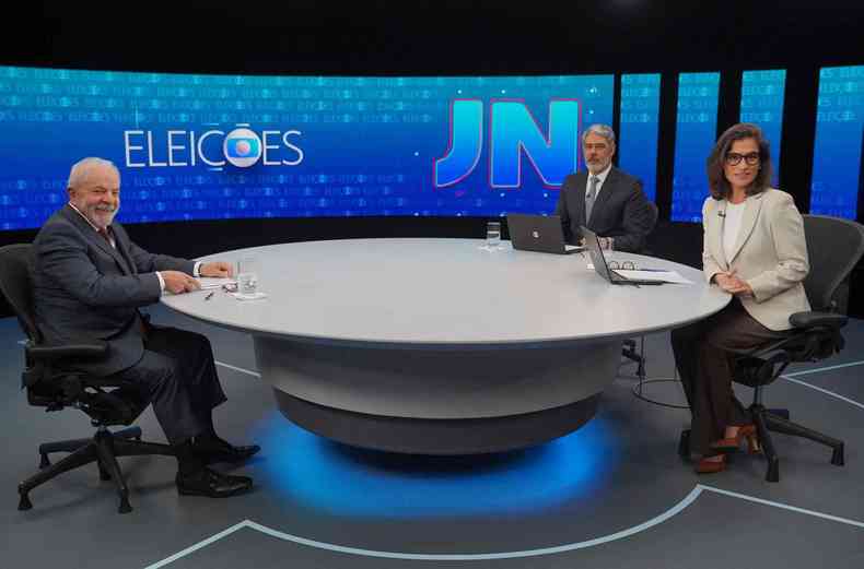 Lula na bancada do Jornal Nacional junto com William Bonner e Renata Vasconcelos 