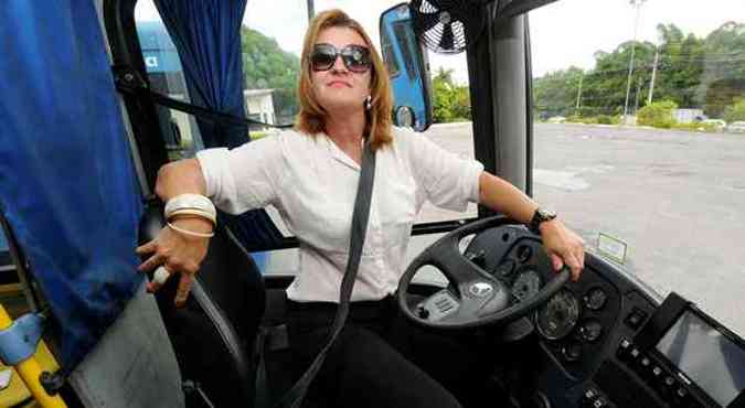 Sou a nica mulher a dirigir o BRT. Acho muito chique, pois os nibus so mais confortveis, tm ar-condicionado, so a cara da riqueza - Yhara Librio de Carvalho, de 42 anos(foto: BETO NOVAES/EM/D.A PRESS)