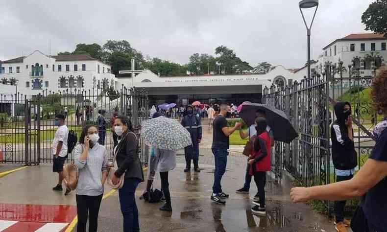 Estudantes chegam para fazer o Enem com chuva, neste domingo, PUC Minas, no Bairro Corao Eucarstico