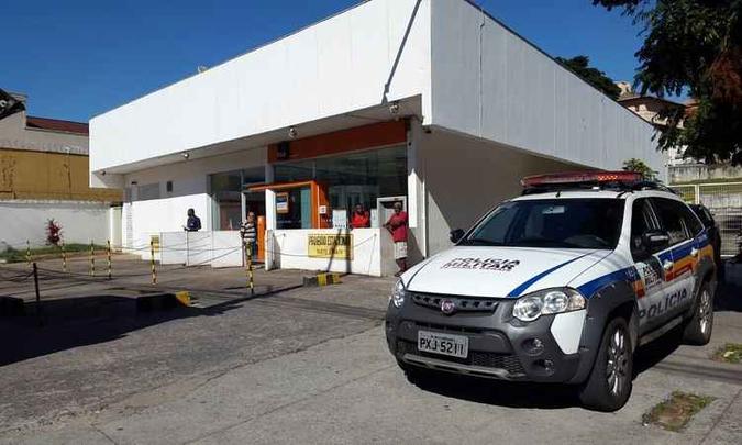 Polícia Militar permaneceu na agência durante a manhã para analisar as câmeras de segurança (foto: Gladyston Rodrigues/ EM D.A Press ) Polícia Militar permaneceu na agência durante a manhã para analisar as câmeras de segurança (foto: Gladyston Rodrigues/ EM D.A Press )
