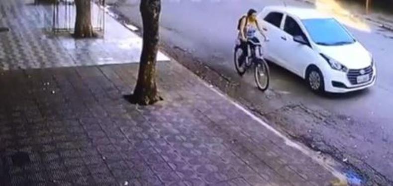 Mulher foi abordada em avenida enquanto ia de bicicleta para o trabalho