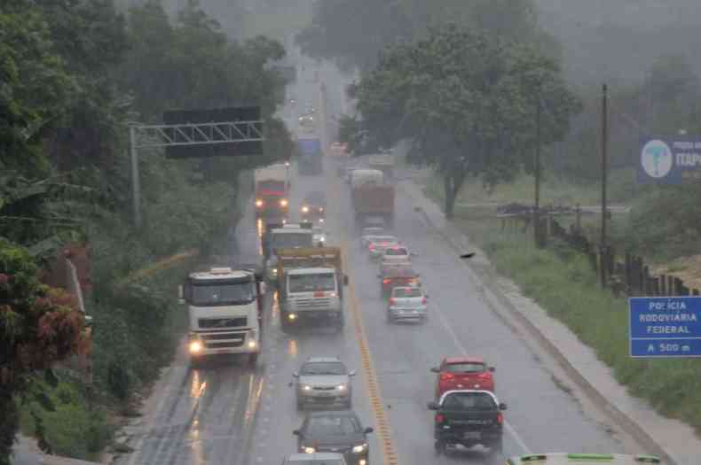 Trnsito com chuva na rodovia BR-381(foto: Paulo Filgueiras/EM/D.A Press)