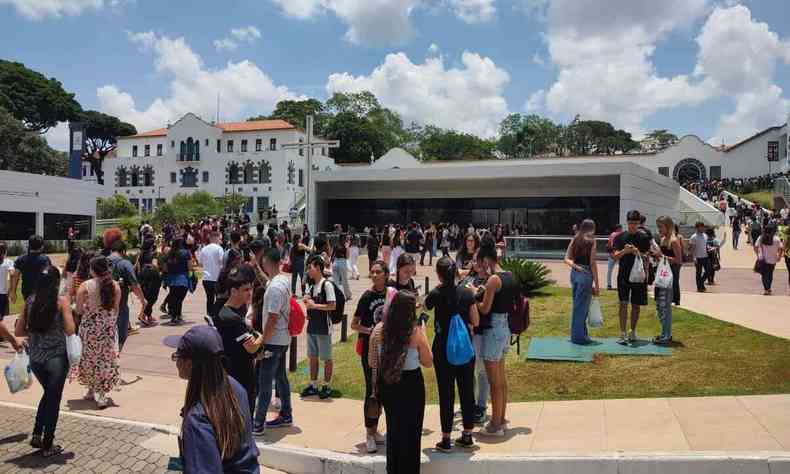 Imagem mostra estudantes na PUC Minas
