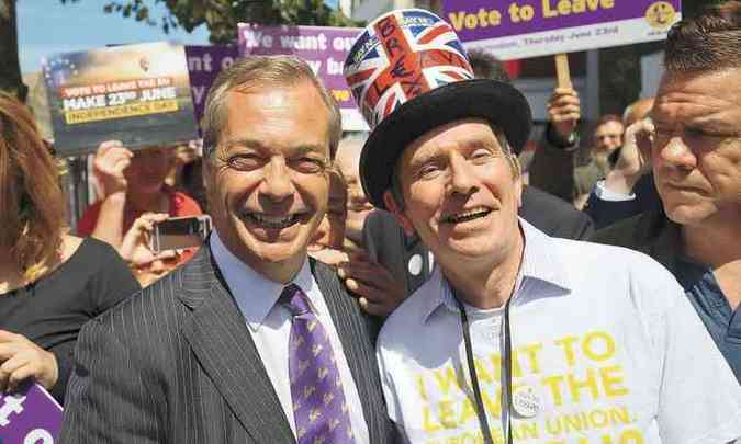 Farage, lder do Partido da Independncia do Reino Unido, e apoiadores do Brexit comemoram o resultado(foto: Justin Talles/AFP)