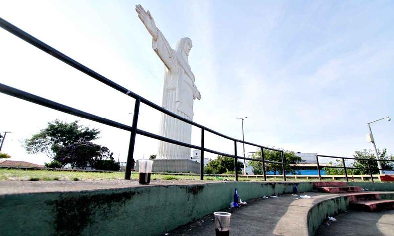 Sujeira deixada por visitantes ofusca atrações da Praça do Cristo, no Bairro Milionarios(foto: Edésio Ferreira/EM/D.A Press) Sujeira deixada por visitantes ofusca atrações da Praça do Cristo, no Bairro Milionarios