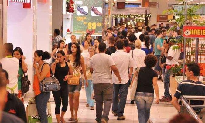 Movimento de pessoas nos corredores em estabelecimento do Centro cresce e perspectiva de faturamento  revista para cima(foto: Ramon Lisboa/EM/D.A Press)