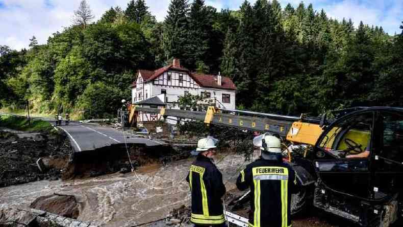 Bombeiros fazem resgates e tentar reparar os danos causados %u200B%u200Bpelas enchentes em Schuld, na Alemanha(foto: EPA)