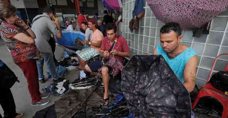 Na Praa Sete, pessoas que trabalham com reparo de guarda-chuvas tm seu maior perodo de faturamento... (foto: Tlio Santos/EM/D.A Press)