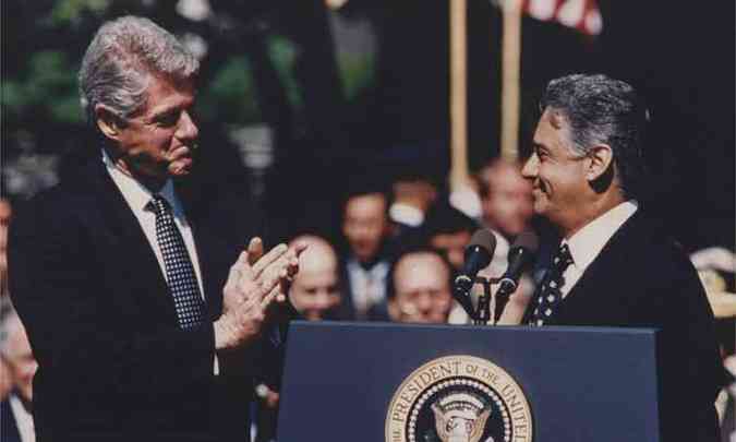 Os ex-presidentes Bill Clinton e Fernando Henrique Cardoso foram homenageados pela Cmara de Comrcio Brasil-Estados Unidos em Nova York(foto: Reproduo/Facebook)