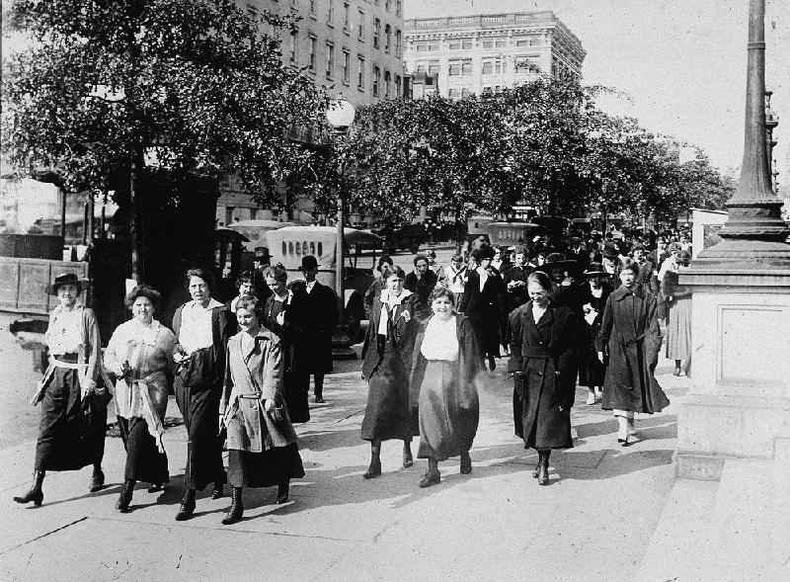 Mulheres do Departamento de Guerra faziam caminhadas de 15 minutos para respirar ar fresco todas as manhãs e noites(foto: Getty Images) Mulheres do Departamento de Guerra faziam caminhadas de 15 minutos para respirar ar fresco todas as manhãs e noites