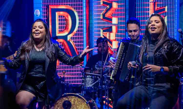 Dupla Rayane e Rafaela canta durante gravao de DVD