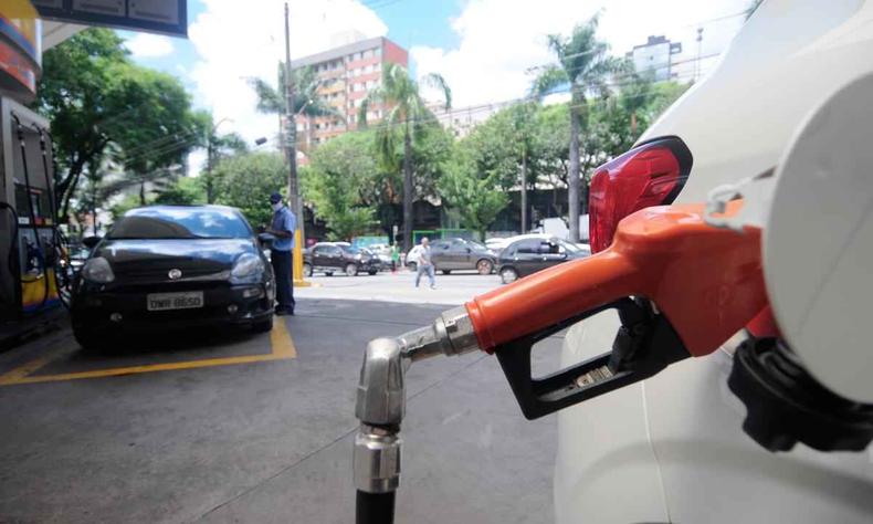 Abastecer o carro continua caro, mesmo com reduo nos preos internacionais do petrleo 