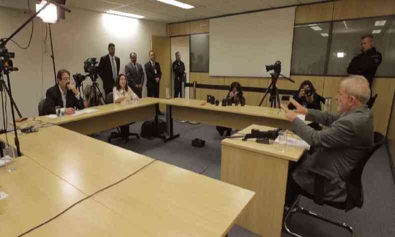 Entrevista foi concedida em uma sala na sede da Polcia Federal, em Curitiba, onde o ex-presidente est preso(foto: TV Folha/Reproduo)