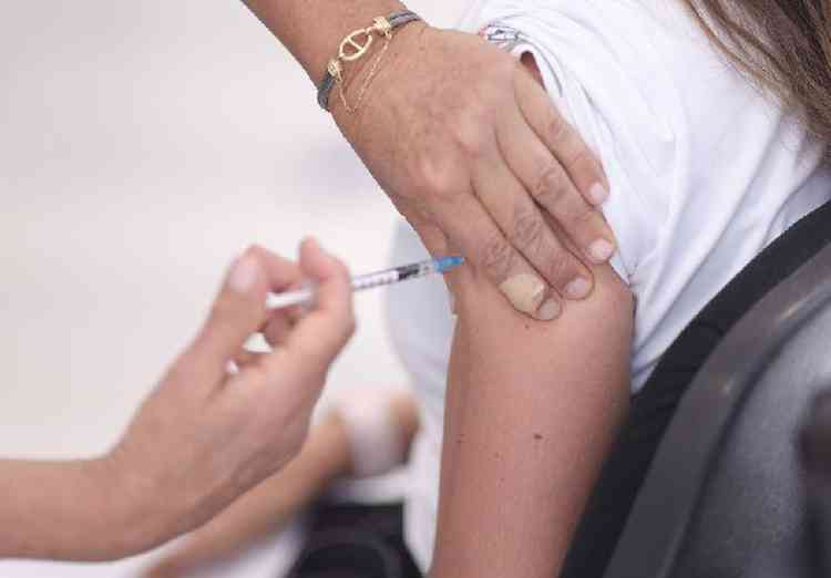 Pessoa recebendo vacina