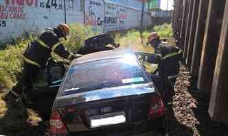 Quatro pessoas que estavam no carro ficaram feridas(foto: Corpo de Bombeiros/Divulgao)