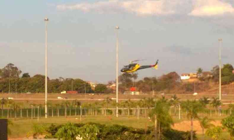 Helicptero dos Bombeiros usado para apagar o fogo ao lado da Cidade Adeministrativa(foto: Divulgao/Corpo de Bombeiros)