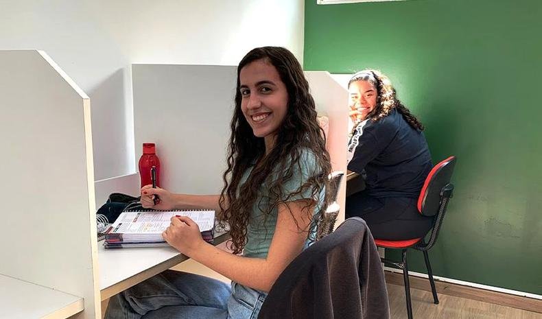 Alunas do Pré-vestibular e Colégio Determinante - praticar é muito importante(foto: Divulgação) Alunas do Pré-vestibular e Colégio Determinante