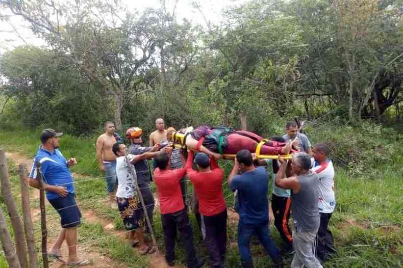 Bombeiros e populares ajudaram a transportar a acidentada at o resgate(foto: CBMMG/Divulgao)