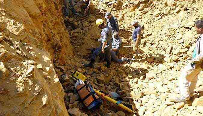 Terra de encosta desceu e atingiu quatro trabalhadores que procuravam quartzo(foto: Corpo de Bombeiros/Divulgao)