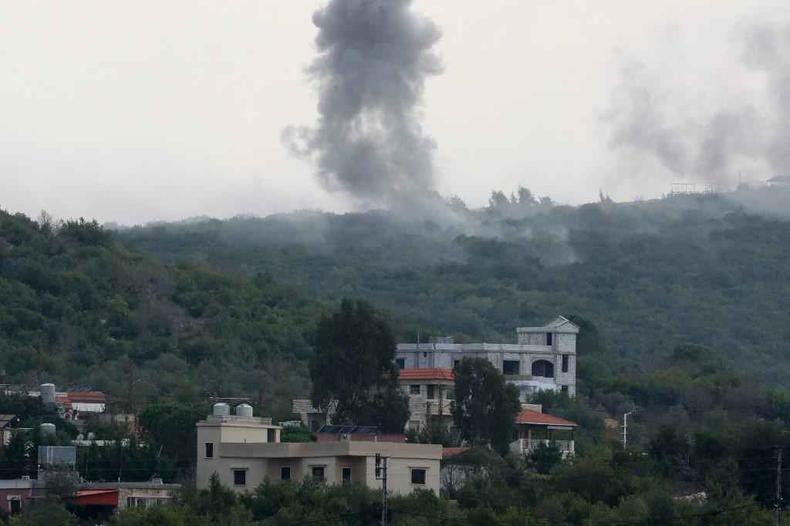 Fumaa sobe de locais bombardeados por Israel nos arredores de Aita al-Shaab, no Lbano
