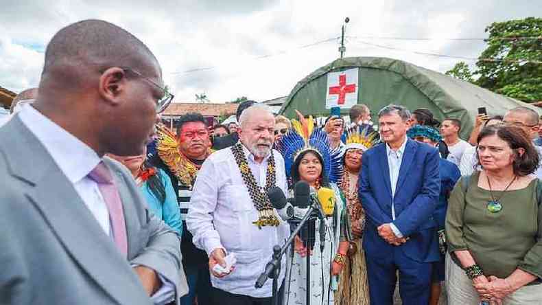 Lula faz pronunciamento ao lado da comitiva de ministros e de lideranas indgenas