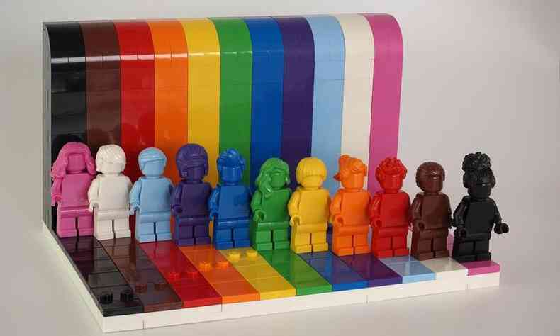 Bandeira LGBTQI+ estilizada com bonequinhos lego