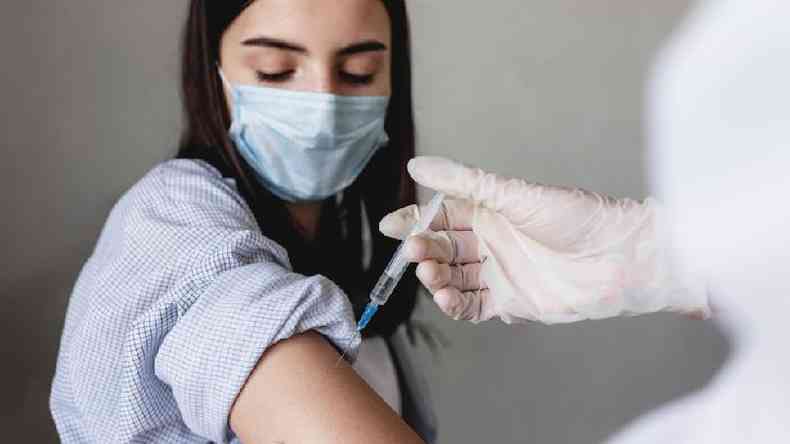 Menina adolescente recebendo vacina