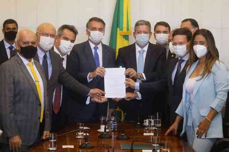 Bolsonaro e vrios ministros se reuniram com o deputado Arthur Lira para entregar a MP e a PEC (foto: Cleia Viana/Cmara dos deputados )