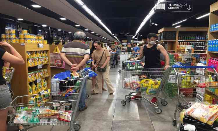 Clientes fazendo compras no supermercado Verdemar