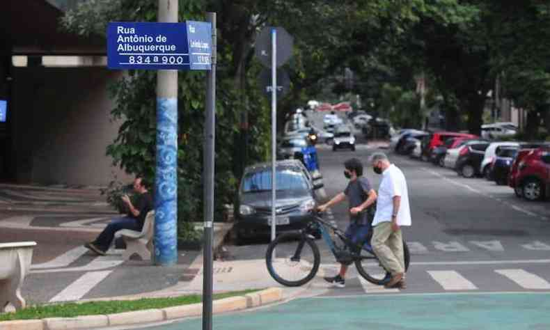 Placas sinalizaro crregos canalizados em ruas do permetro urbano de BH(foto: Gladyston Rodrigues/EM/D.A Press)