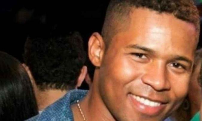 As mãos do rapaz estavam amarradas para trás com um moletom, e as pernas com o jaleco da faculdade(foto: Reprodução Internet ) As mãos do rapaz estavam amarradas para trás com um moletom, e as pernas com o jaleco da faculdade(foto: Reprodução Internet )
