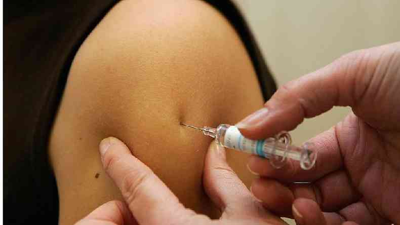 Voc j se perguntou por que as vacinas contra o coronavrus, como muitas outras, so injetadas no brao e no em outras partes do corpo?(foto: Getty Images)