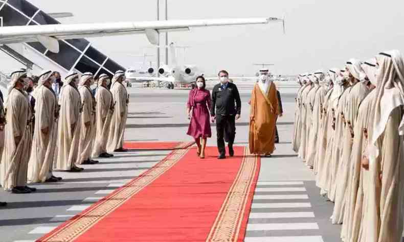 Jair e Michelle Bolsonaro chegando aos Emirados rabas 