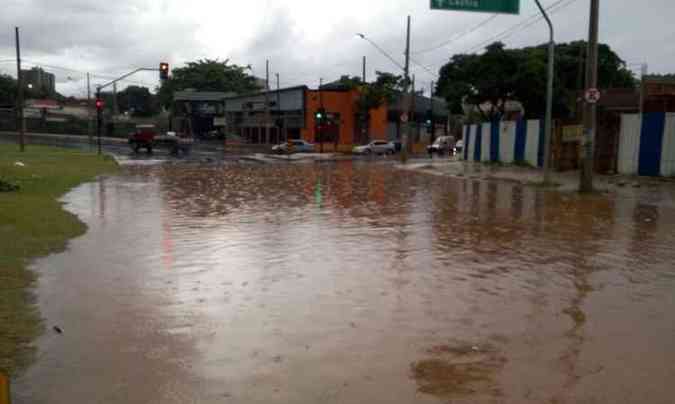 A Avenida Vilarinho ficou alagada durante a pancada de chuva(foto: Defesa Civil/Divulgao)