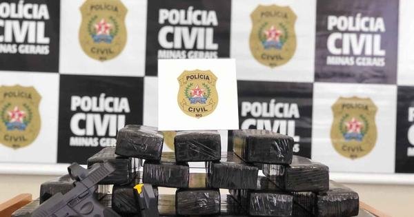 JOVEM É PRESA EN ARAÇUAI LEVANDO 20KG DE MACONHA EM ÔNIBUS A PEDIDO DO NAMORADO - RÁDIO VOZ DA VERDADE