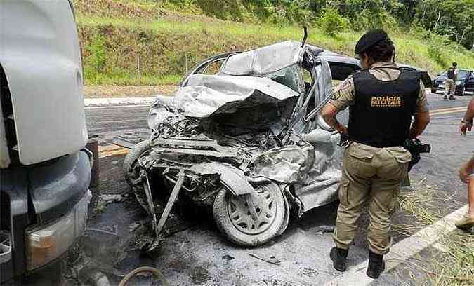 Um extintor foi usado para diminuir o risco de incndio nos veculos(foto: Silvio Andrade/DeFato)