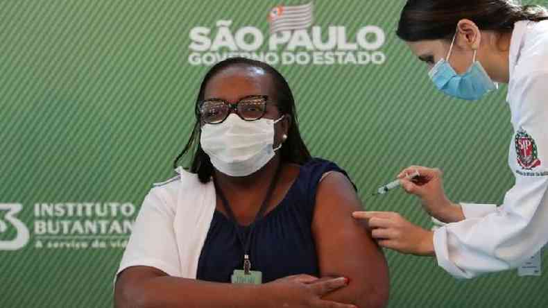 Enfermeira Monica Calazans foi primeira pessoa a ser vacinada no Brasil fora dos testes clínicos(foto: Reuters)