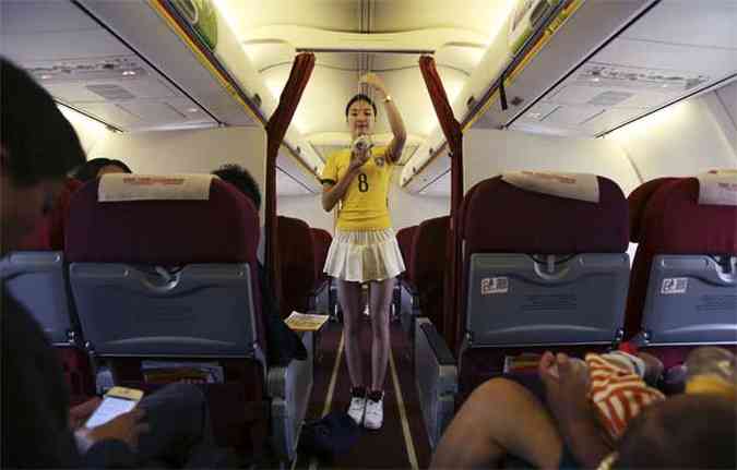 Aeromoa d dicas de segurana antes da decolagem do avio(foto: REUTERS/Wong Campion )
