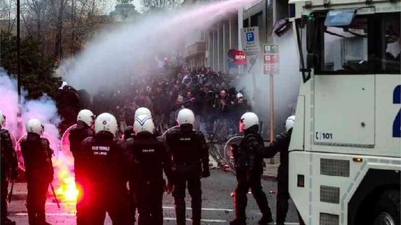 Polcia da Blgica usa canho d'gua contra manifestantes
